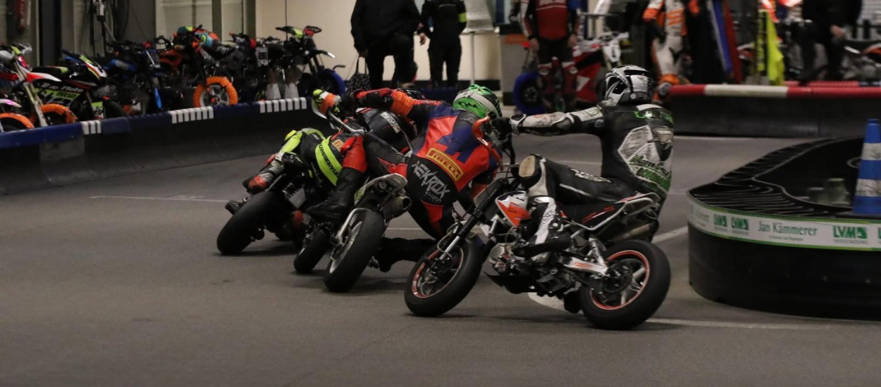 Mehrere Pitbikes mit Fahrern beim Abendtraining